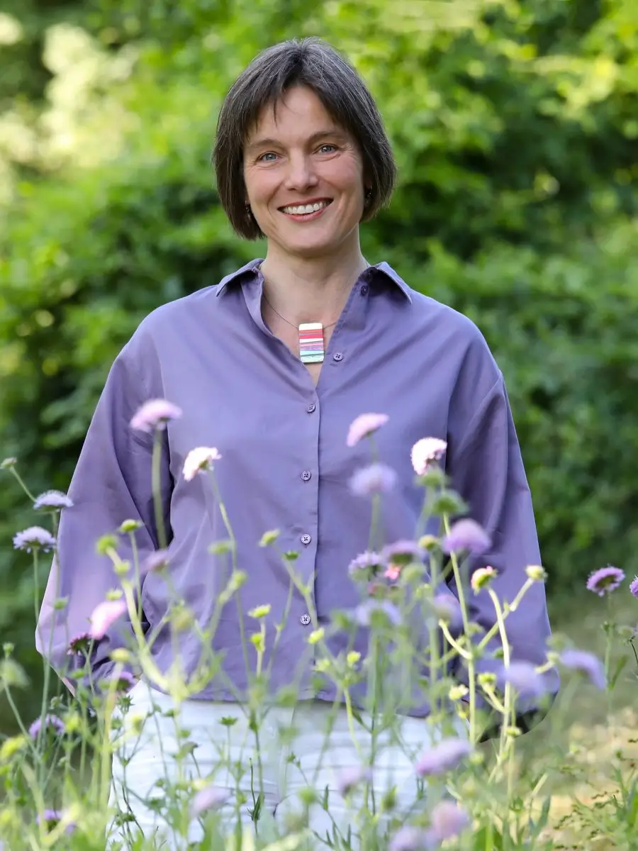 Mirja Heunemann, Trainerin GFK, lächelt in die Kamera auf einer Wiese